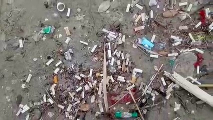 Download Video: Pazzesco a Barletta: migliaia di cicche di sigarette scaricate sulla spiaggia, un crimine ambientale che minaccia la salute