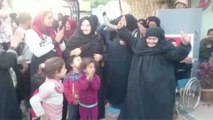 عواجيز وشباب  سيدات يرقصن أمام اللجان احتفالا بالاستفتاء
