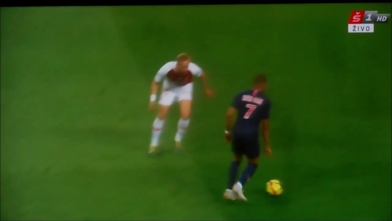 Glik easily stops Kylian Mbappe!
