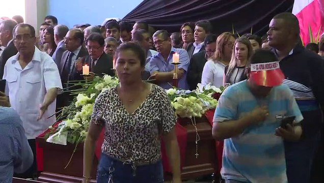 Des Péruviens rendent hommage au président suicidé