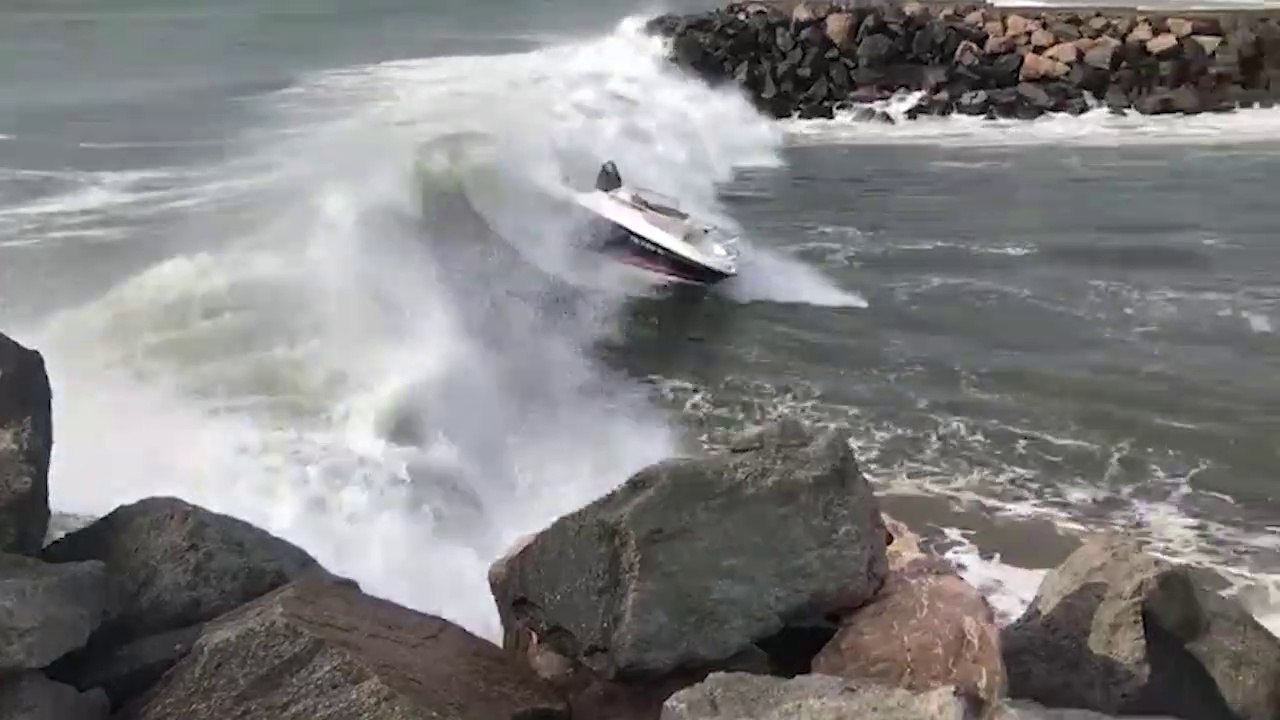Dues embarcacions desafien onades de fins a tres metres a Empuriabrava