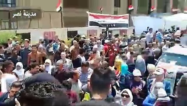 تجمعات حاشدة وأعلام ترفرف أمام لجان القاهرة