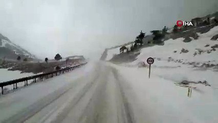 Antalya-Konya karayolunda kar yağışı trafiği aksattı