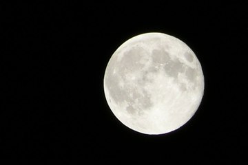 مشهد مذهل للبدر باستخدام هاتف Huawei P30 Pro مع تقريب 50 مرة 🌕