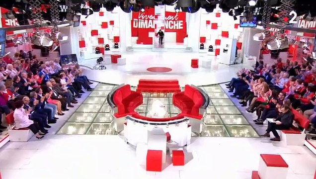 Regardez l'entrée très spéciale de Michel Drucker dans Vivement Dimanche pour un invité qui lui tenait à coeur - Vidéo