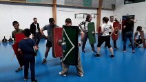 Initiation au combat gladiateur avec bouclier et dague en bois