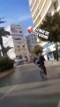 İzmir Büyükşehir Belediye Başkanı TunçSoyer, makam aracı olarak kullandığı bisikletiyle i