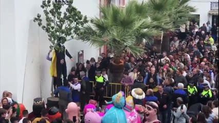 Coripe (Sevilla) quema un Judas que representa al expresidente Puigdemont