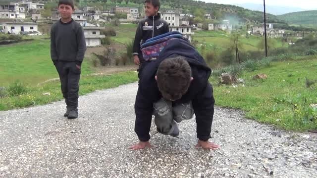 Okula Sürünerek Değil Yürüyerek Gitmek İstiyor