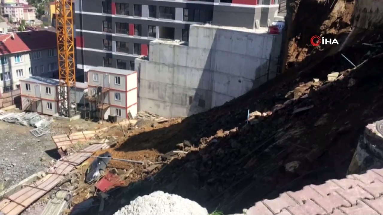 Kağıthane Yahya Kemal Mahallesi Akkaya Sokak’ta bir binanın çevresinde toprak kayması yaşandı. Binanın çökmek üzere olduğu öğrenilirken bölgede 2 araç toprak altında kaldı.