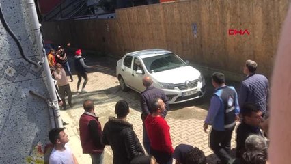 Kağıthane'de Mahalle Sakinleri Çökmeye Neden Olduğu Gerekçesiyle İnşaatı Taşladı