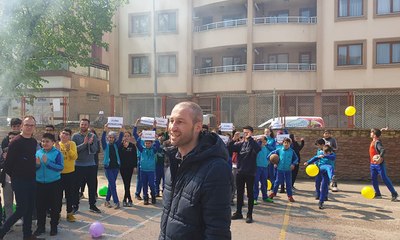 Kanseri yenerek okula dönen öğretmene sürpriz karşılama