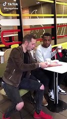 Un magicien  se sert d'une paille pour tromper ses amis