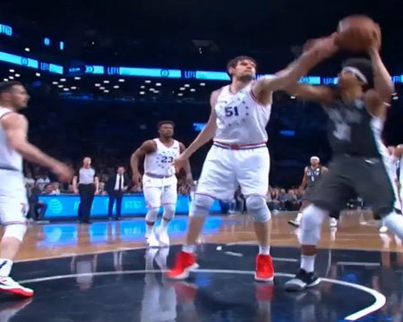 لقطة: كرة سلّة: تمريرة حاسمة متقنة وسريعة إلى آلين تُثمر عن سلّة ساحقة
