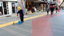 Manisa Alaşehir'de Caddelerin Temizliğine Kadın Eli Değdi