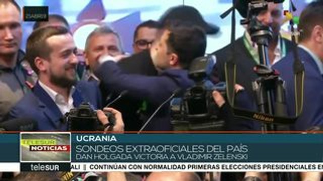 Sondeos a pie de urna inclinan elección ucraniana a favor de Zelenski