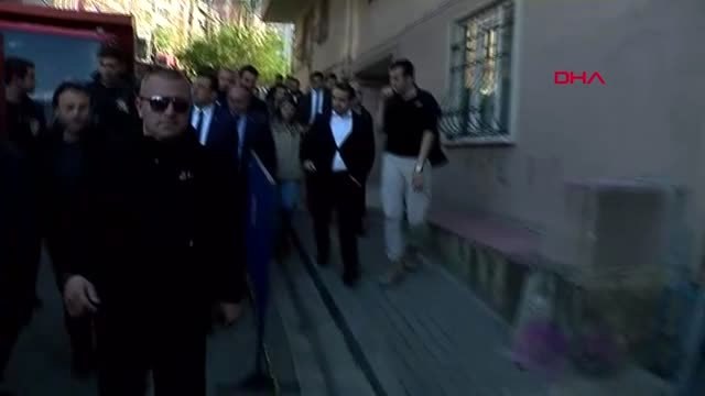 İbb Başkanı İmamoğlu Kağıthane'de Binanın Çöktüğü Bölgede İncelemelerde Bulundu