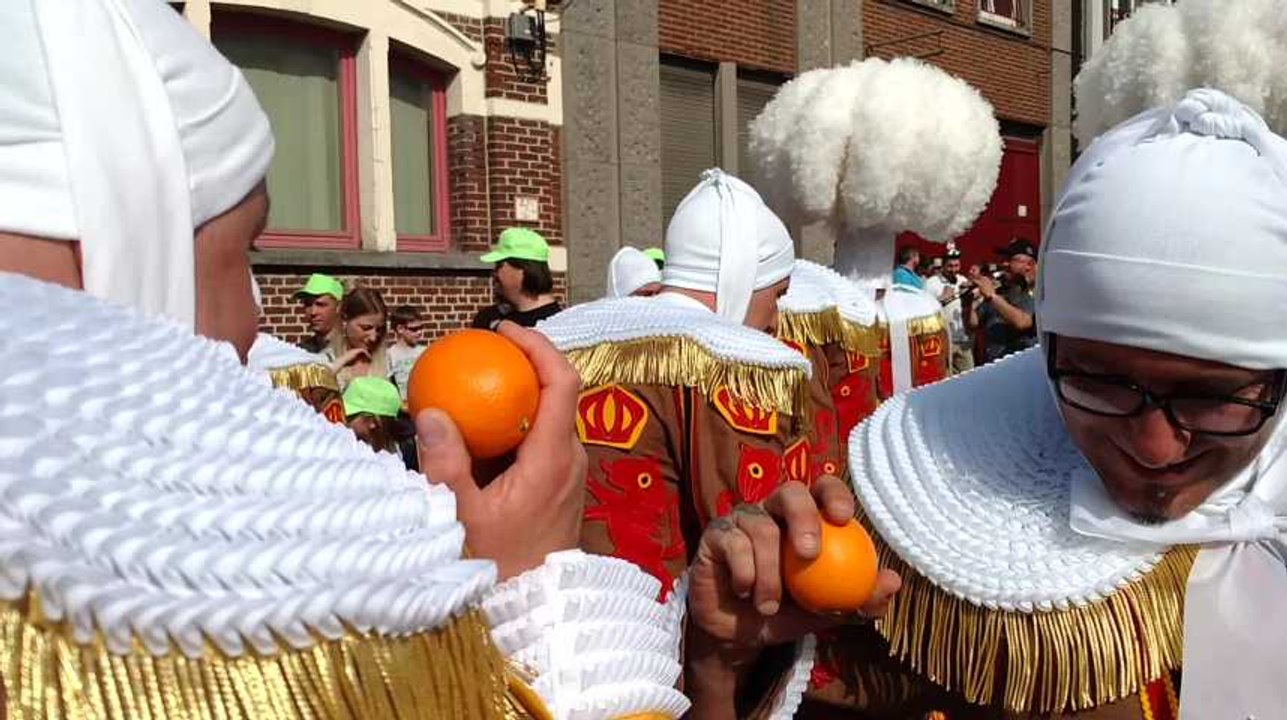 Cavalcade de Jemappes déguster une  c'est bon.Video Eric Ghislain