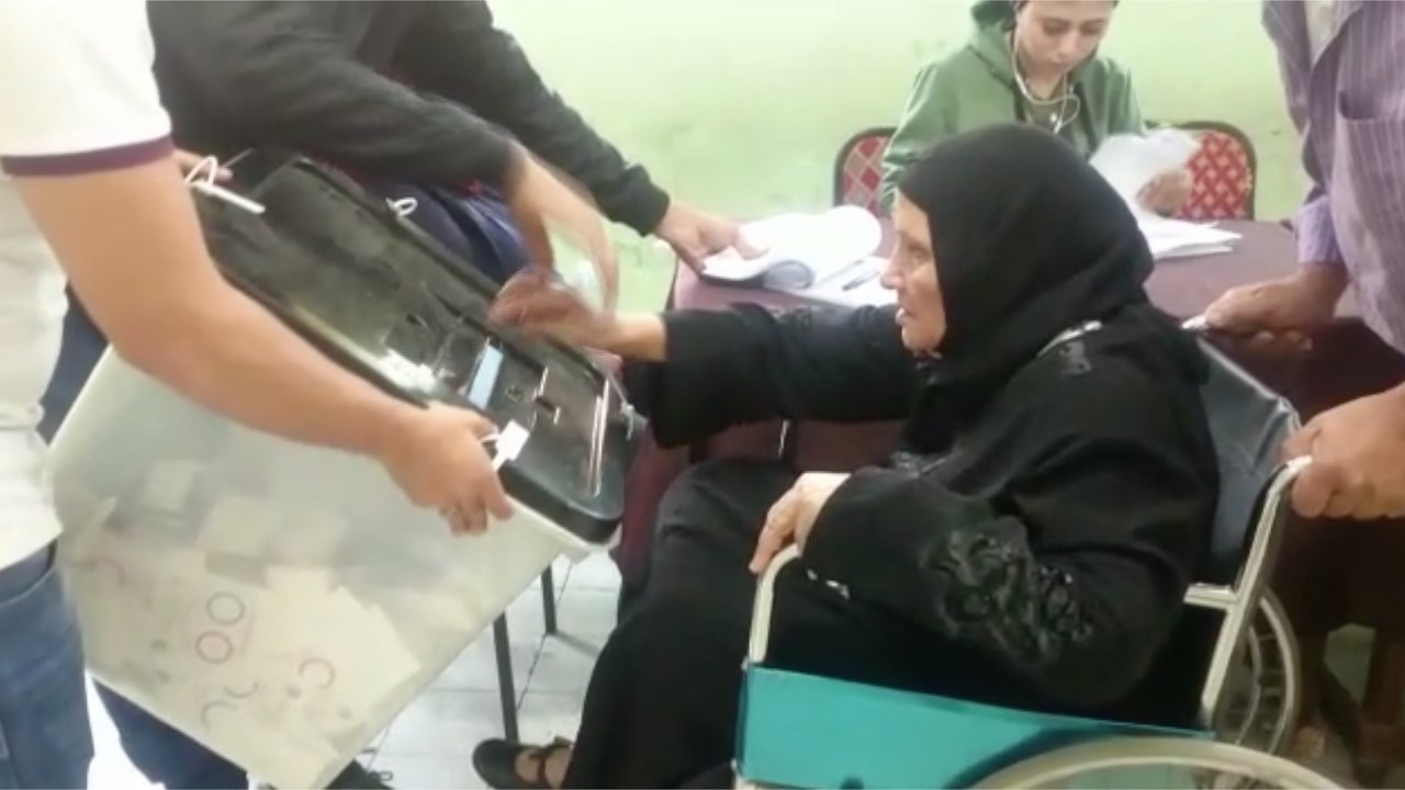 مسنة تدلي بصوتها في الاستفتاء: "جيت عشان بحب ال...