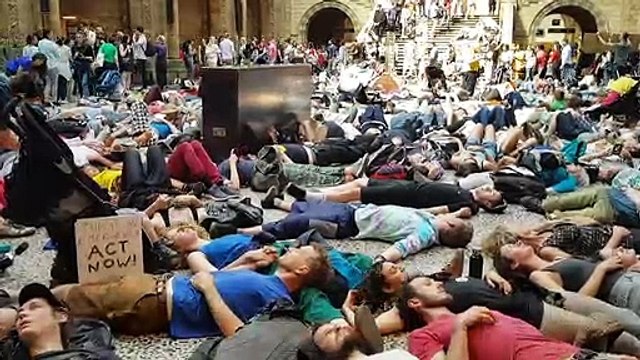 Climat: die-in d'Extinction Rebellion dans un musée de Londres