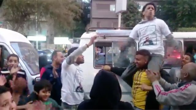 زغاريد وهتافات أمام لجنة في الدقي: بنحبك يا سيسي