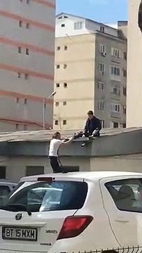 Ces 2 jeunes complètement ivres veulent grimper sur un toit... Raté