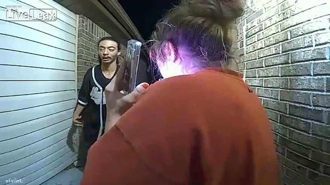 Ces 2 braqueurs ont peur des chiens... Braquage qui se termine très vite!