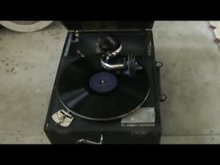 Vintage Wind Up Gramophone Playing I don't Wanna Dream Again