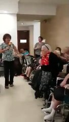 Mamie se lâche à la maison de retraite