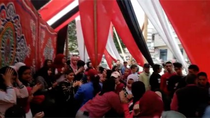 فرحة السيدات أمام مدرسة نهضة مصر بشبرا في ثالث أيام الاستفتاء