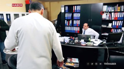 Müşterilerine elektrikli kaykayla çay servisi yapıyor