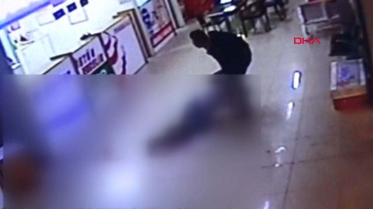 Gözü Dönen Genç, Kız Arkadaşına Mesaj Atan Adama Tuvaletin Önünde Kurşun Yağdırdı