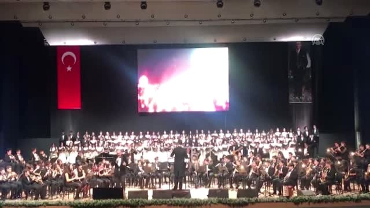 Hakan Aysev, 23 Nisan Coşkusunu Öğrencilerle Sahneye Taşıdı