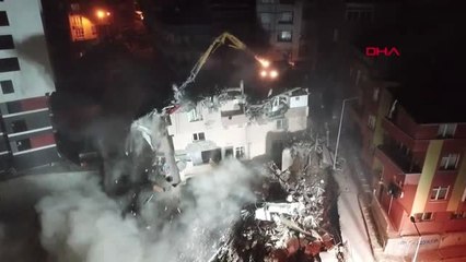 Kağıthane'de 5 Katlı Binanın Yıkımı Sürüyor