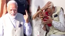 PM Modi receives blessings from his mother, Cast Vote from Gandhinagar | Oneindia News