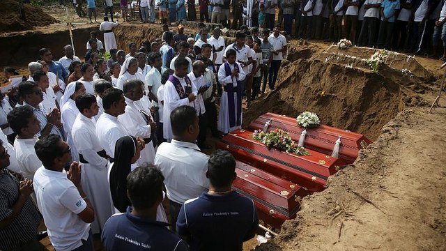ارتفاع حصيلة ضحايا تفجيرات سريلانكا إلى 321 والشرطة تعتقل 40 شخصا