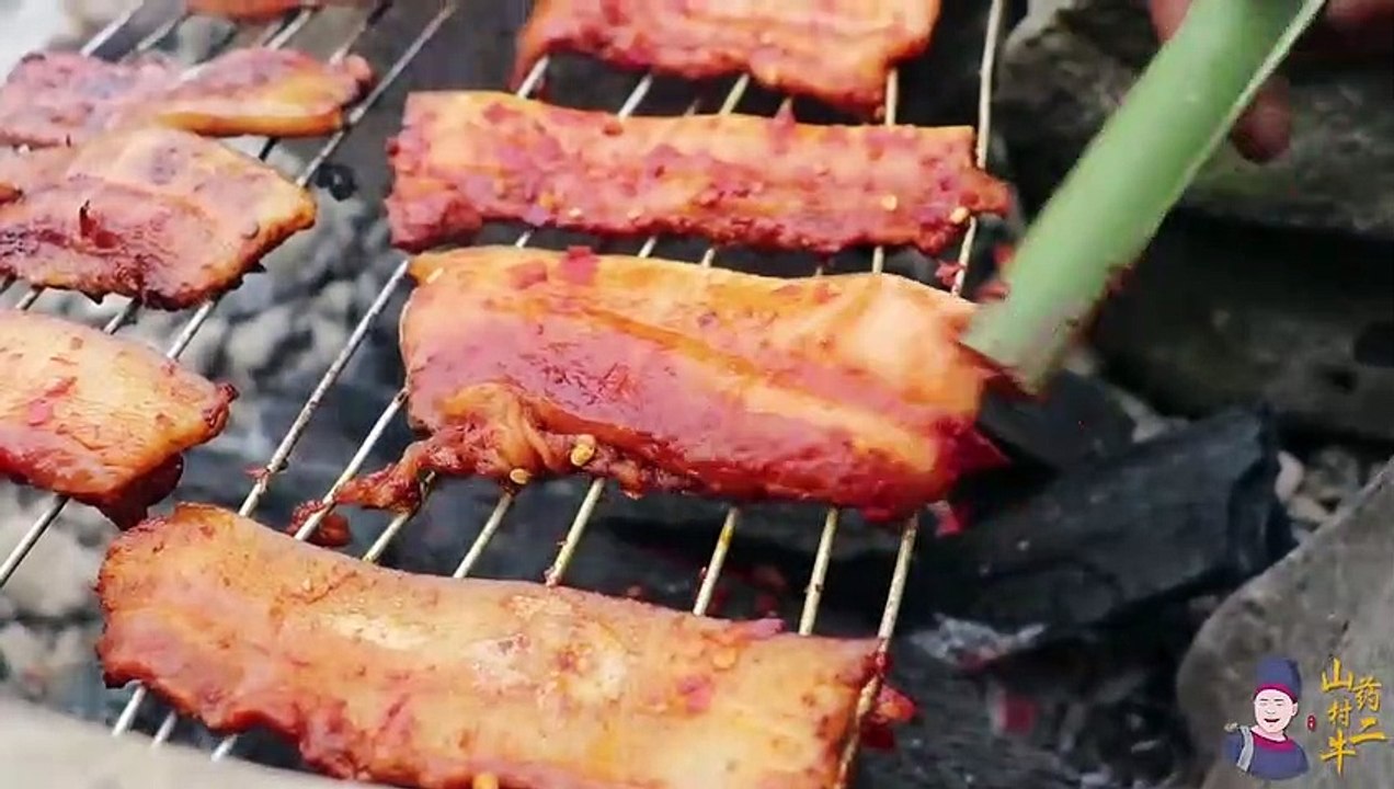 烤肉这样吃才叫爽，一人吃着3斤，真过瘾（It’s so cool to eat barbecued meat, one person eats 3 pounds, really enjoyable）