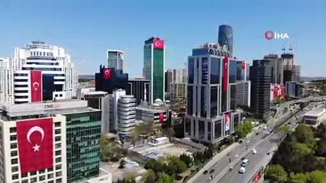 Maslak’ta gökdelenler kırmızı beyaza büründü...Gökdelenlerin Türk bayraklarıyla donatılmış hali havadan görüntülendi