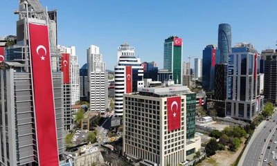 Maslak’ta gökdelenler kırmızı beyaza büründü