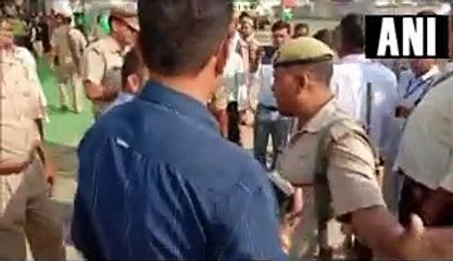 தேர்தல் அதிகாரியை அடித்து துவம்சம் செய்த உ.பி. பாஜகவினர்-வீடியோ