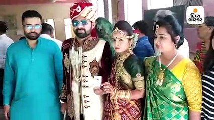 સૌરાષ્ટ્રમાં નોખા-અનોખા મતદાન, સેલિબ્રિટીઝ, શતાયુ, દિવ્યાંગો અને નવદંપતિએ મતદાન કર્યુ