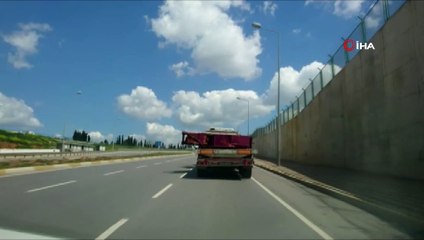 Kasasındaki demir parçasıyla yolda tehlike saçan tır kamerada