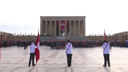 Milli Eğitim Bakanı Ziya Selçuk ve Öğrenciler Anıtkabir'i Ziyaret Etti