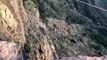فيديو يحبس الأنفاس..سائح حافي القدمين يسير على حبل يصل بين جبال سعودية