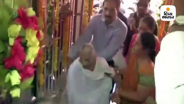 નરેન્દ્ર મોદીના માતા હીરાબાએ રાયસણની એક શાળામાં મતદાન કર્યું