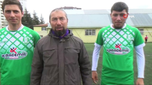 Baba kenarda, iki oğlu sahada ter döküyor