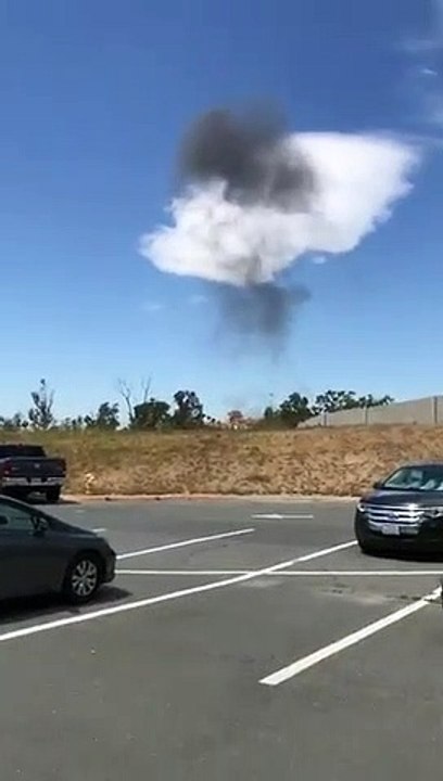 Avioneta cai dentro de prisão na Califórnia (EUA)