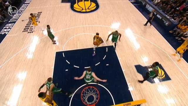 لقطة: كرة سلّة: مايلز تيرنر يتخطى هايوارد ويسجّل سلّة ساحقة خرافية