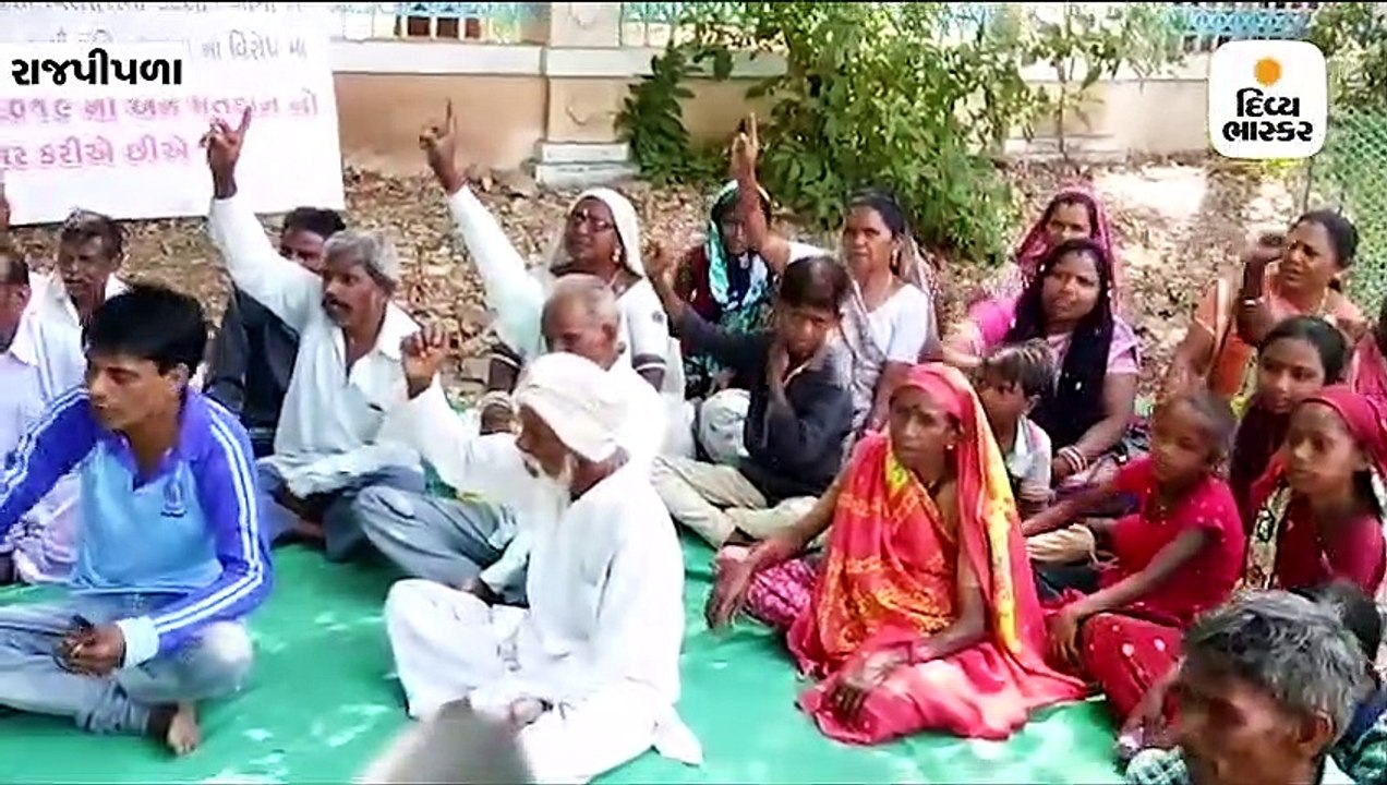 સ્વતંત્ર ગ્રામ પંચાયત બનાવવાની માંગ સાથે અગ્રણીઓનો નર્મદા કલેક્ટર કચેરી બહાર વિરોધ