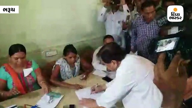 કોંગ્રેસના અહેમદ પટેલ, મંત્રી ઇશ્વરસિંહ પટેલ સહિતના દિગ્ગજોએ મતદાન કર્યું